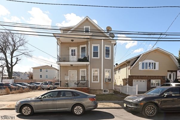 Exterior, Facade, Queen Anne Victorian