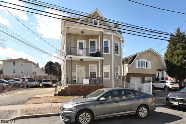 Exterior, Facade, Queen Anne Victorian