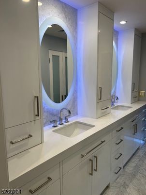 Bathroom, Dual Sink Vanities, Interior, Recessed Lighting
