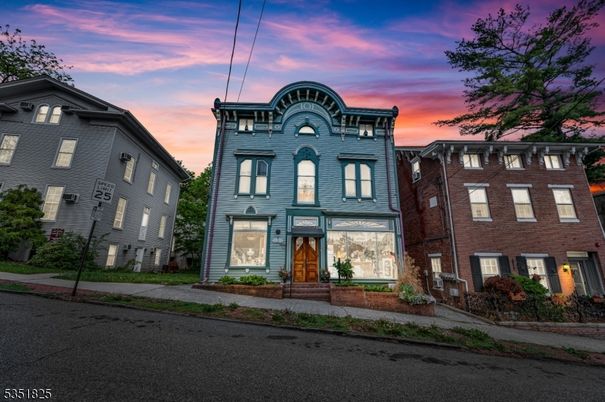 Exterior, Facade, Brick Facade, Rowhouse