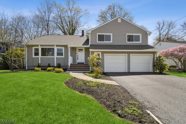 Attached, Exterior, Facade, Split Level