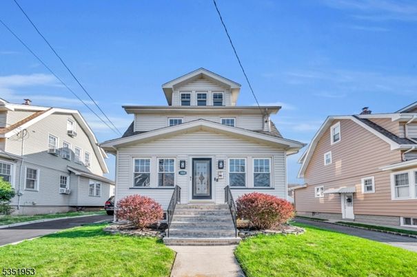 Exterior, Facade, American Foursquare