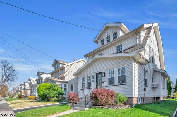 Exterior, Facade, Queen Anne Victorian