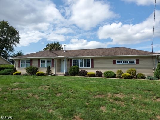 Exterior, Facade, Ranch