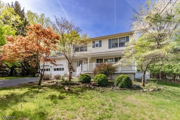 Attached, Exterior, Facade, Raised Ranch