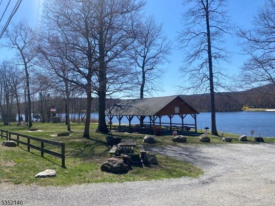 Exterior, Lake