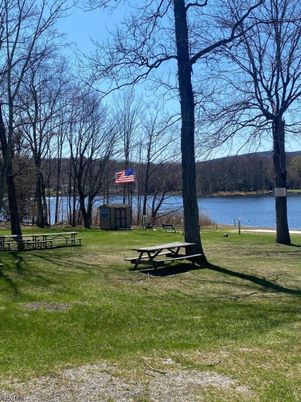 Exterior, Lake