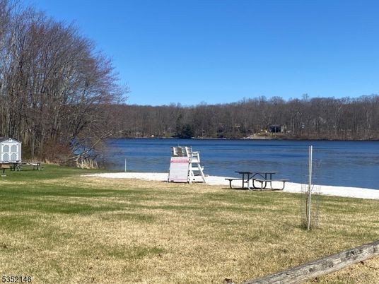 Exterior, Lake