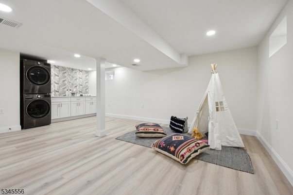 Interior, Recessed Lighting, Washer, Wood Texture Flooring