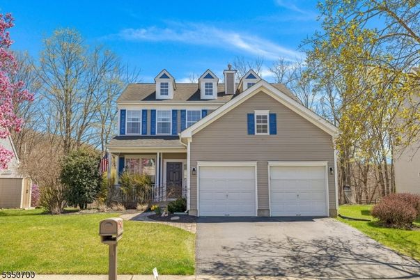 Attached, Exterior, Facade, American Craftsman