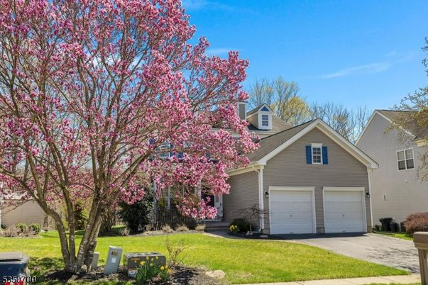 Attached, Exterior, Facade, American Craftsman