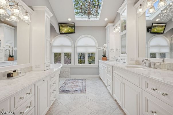 Bathroom, Dual Sink Vanities, Interior, Recessed Lighting