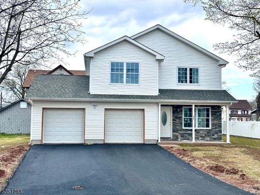 Attached, Exterior, Facade, Farmhouse