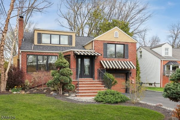 Attached, Exterior, Facade, Brick Facade, Split Level
