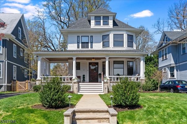 Exterior, Facade, American Foursquare