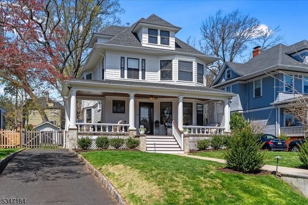 Exterior, Facade, American Foursquare
