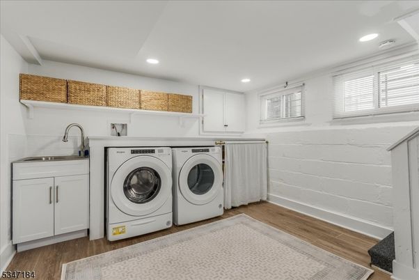 Interior, Recessed Lighting, Washer, Wood Texture Flooring
