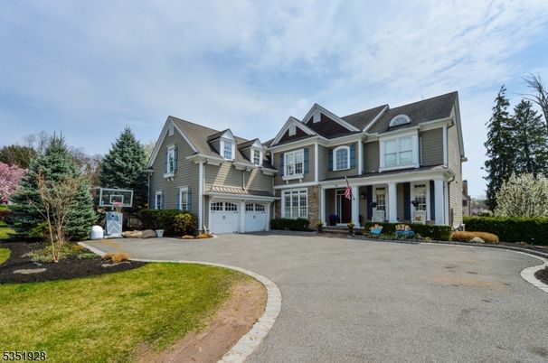 Attached, Exterior, Facade, Farmhouse