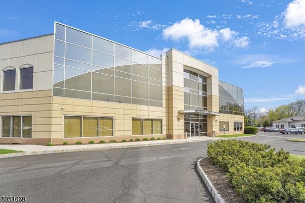 Exterior, Facade, Modern