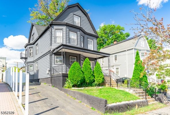 Exterior, Facade, Queen Anne Victorian