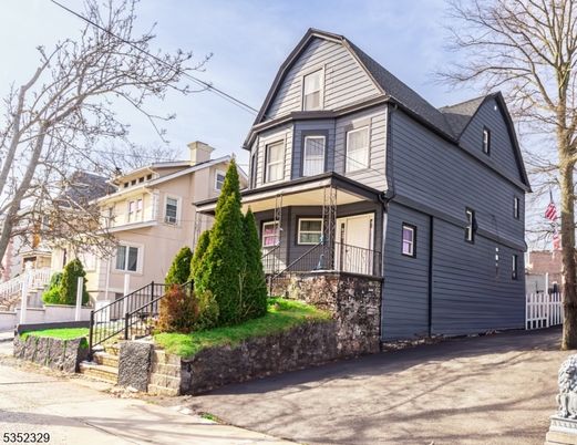 Exterior, Facade, Queen Anne Victorian