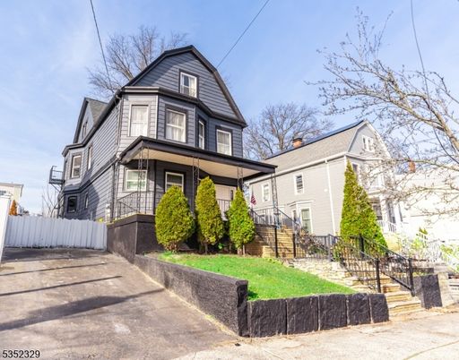 Exterior, Facade, Queen Anne Victorian