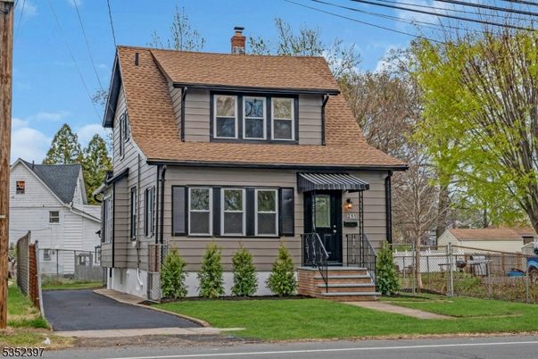 Exterior, Facade, Cape Cod