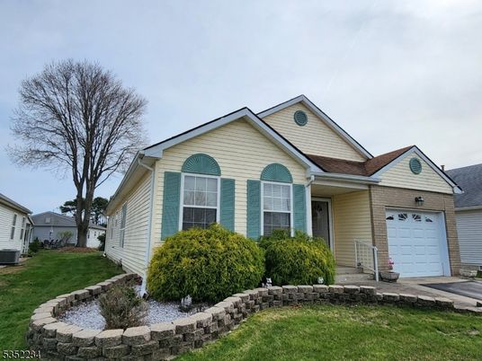 Attached, Exterior, Facade, Farmhouse