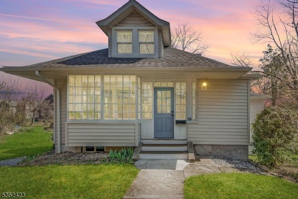 Exterior, Facade, American Foursquare