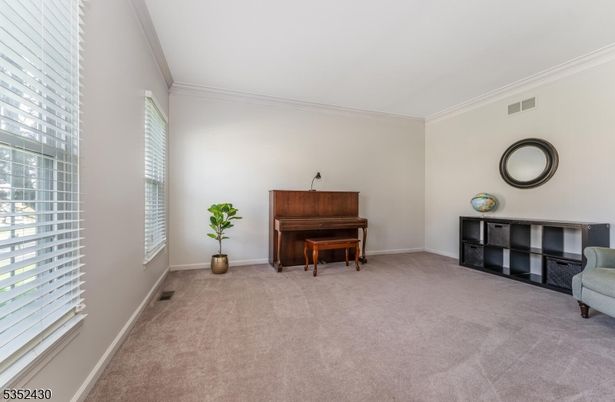 Interior, Piano