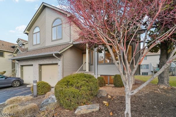 Attached, Exterior, Facade, American Craftsman