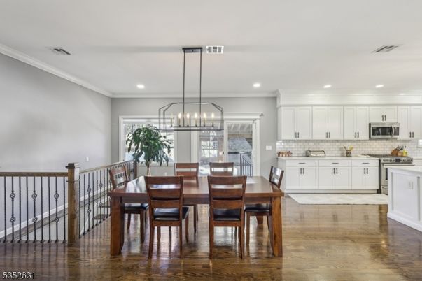 Chandelier, Dining room, Interior, Kitchen, Pendant Lights, Recessed Lighting, Wood Texture Flooring