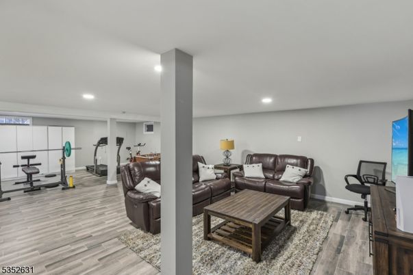 Fitness Equipment, Interior, Living room, Recessed Lighting, Wood Texture Flooring