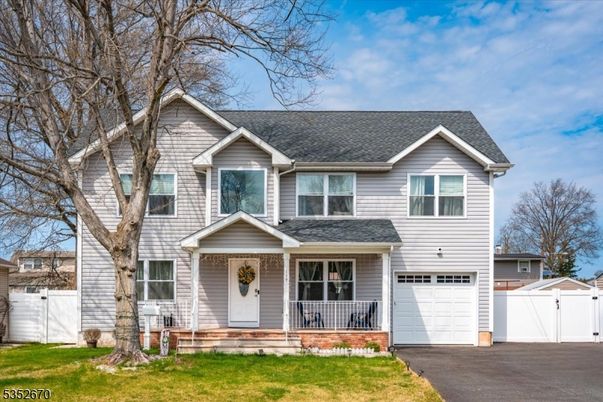 Attached, Exterior, Facade, Farmhouse