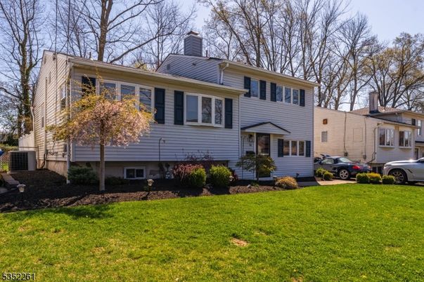 Exterior, Facade, Raised Ranch
