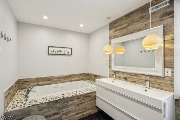 Bathroom, Interior, Pendant Lights, Recessed Lighting, Wood Texture Flooring