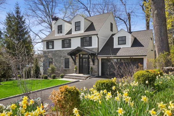 Attached, Exterior, Facade, Cape Cod