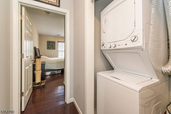 Bedroom, Interior, Utility Closets, Washer, Wood Texture Flooring
