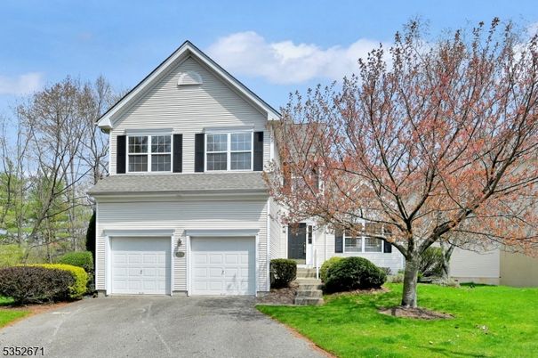 Attached, Exterior, Facade, American Craftsman
