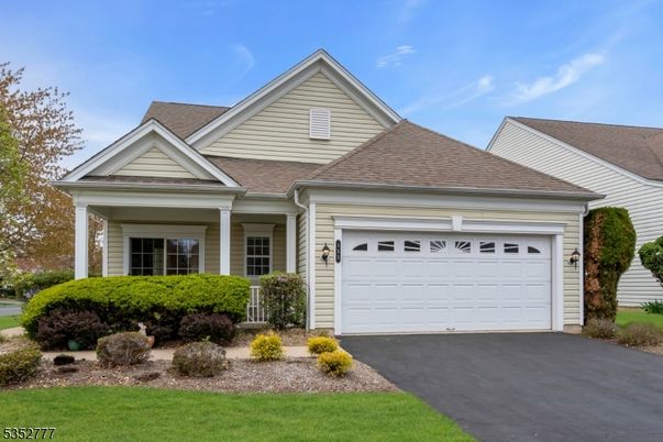 Attached, Exterior, Facade, American Craftsman