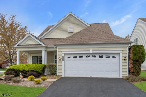 Attached, Exterior, Facade, American Craftsman