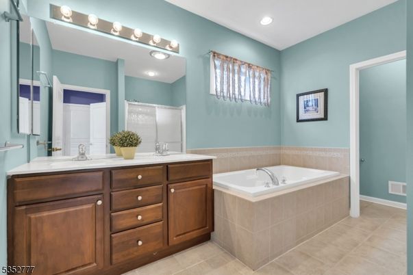 Bathroom, Dual Sink Vanities, Interior, Recessed Lighting