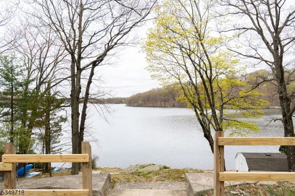 Exterior, Lake