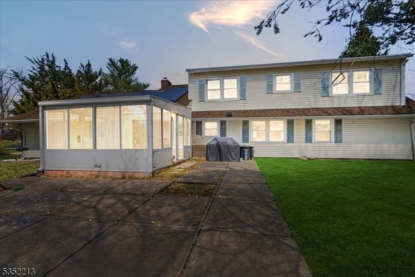 Exterior, Facade, Split Level