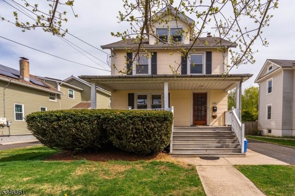 Exterior, Facade, Solar Panels, American Foursquare