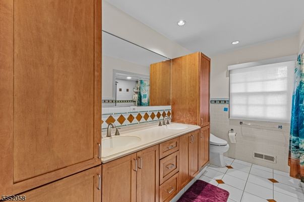 Bathroom, Dual Sink Vanities, Interior, Recessed Lighting