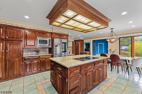 Chandelier, Dining room, Interior, Kitchen, Pendant Lights, Recessed Lighting, Stainless Steel Appliances