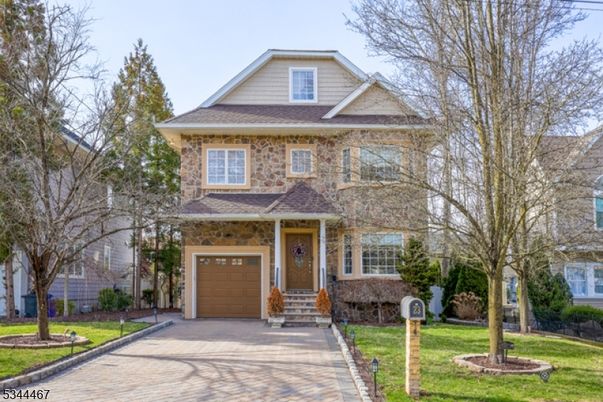 Attached, Exterior, Facade, Queen Anne Victorian