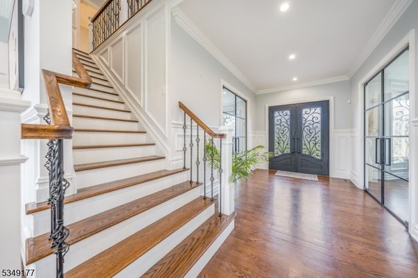 Interior, Recessed Lighting, Wood Texture Flooring