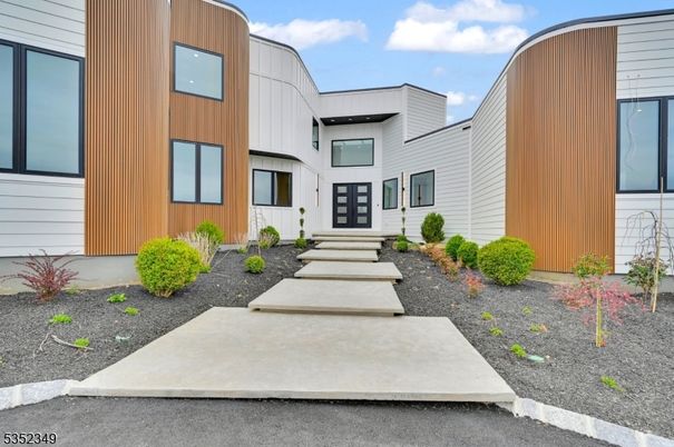 Exterior, Facade, Modern
